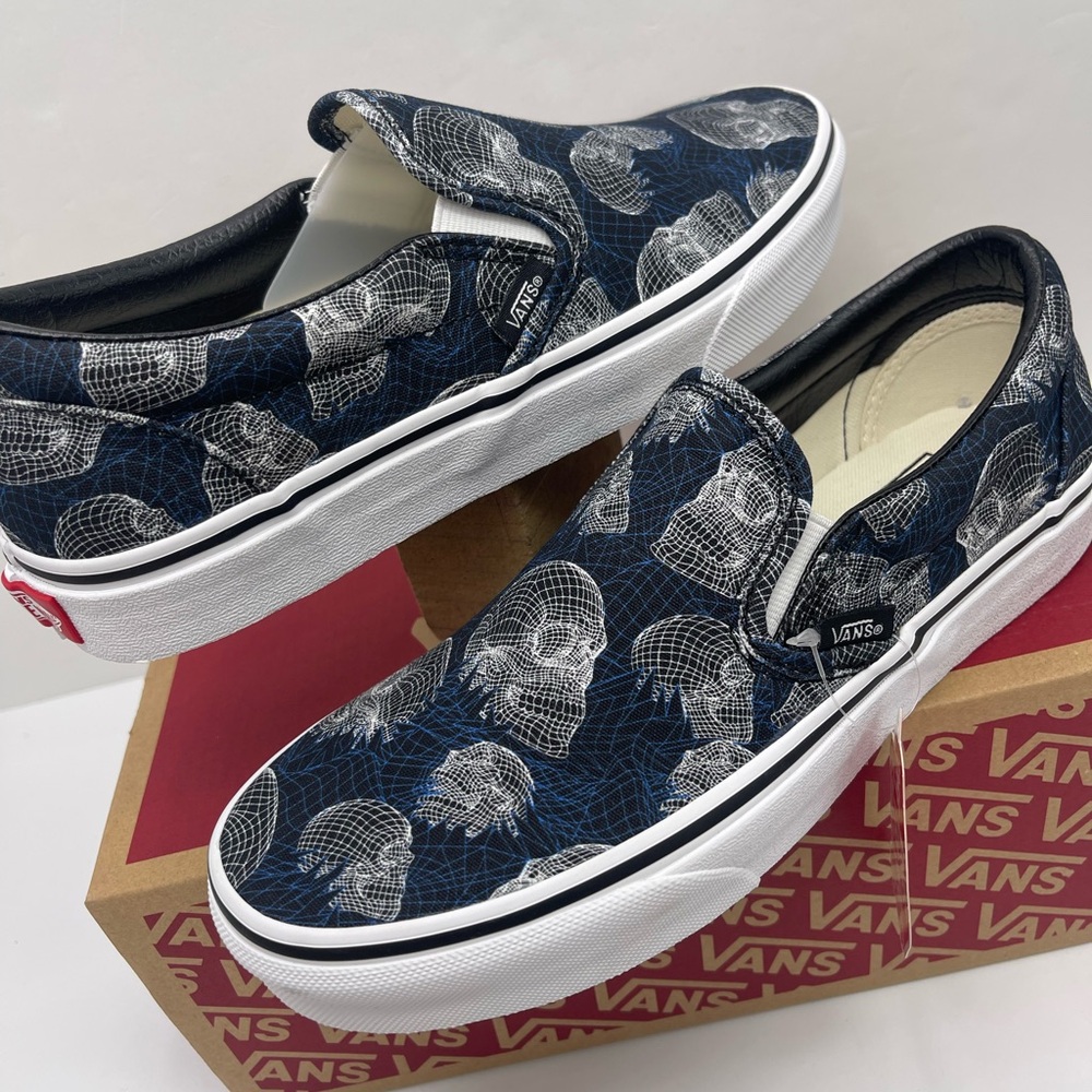 Vans WMNS Vans Women’s Classic Slip-On
(Wireframe Skulls)Blktrwht Sneakers - Picture 7 of 16